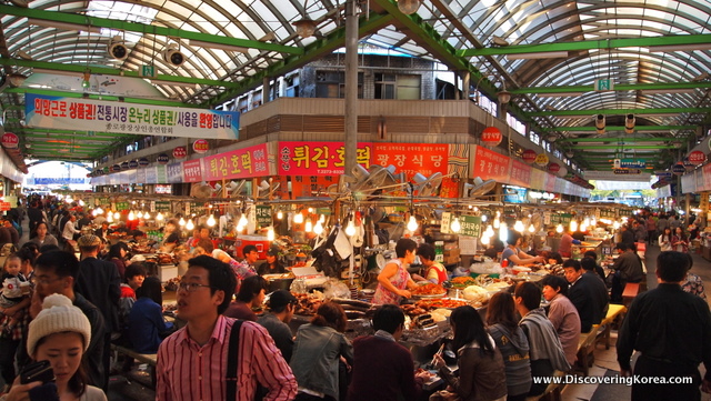 A view of the market’s main intersection from Gwangjang Traditional Market in Seoul (광장시장).