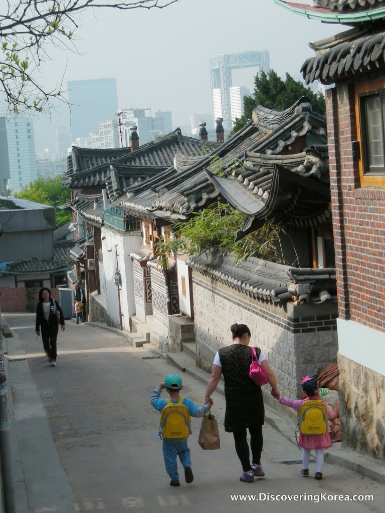 Un village. Букчон Сеул. Un Village Корея. Us Village Сеул. Япония neighborhood.