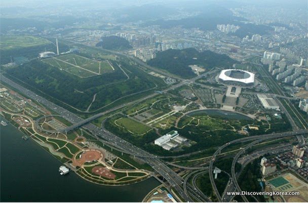 An aerial view of Haneul Park and the World Cup stadium.