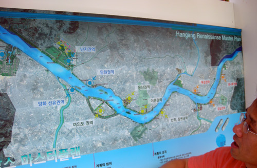 A map of all the features of the Banpo Hangang Riverside Park in Seoul.